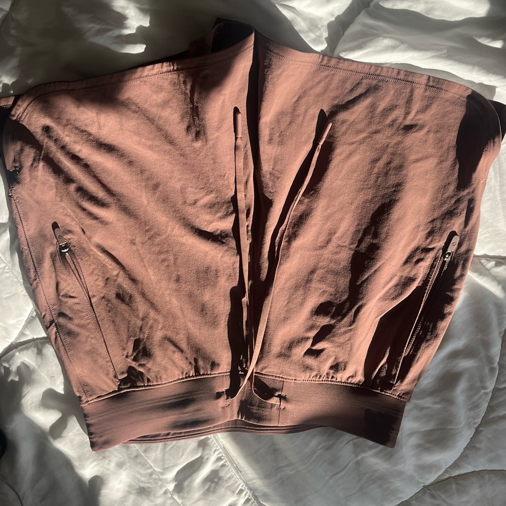 Like new lululemon women license to train shorts